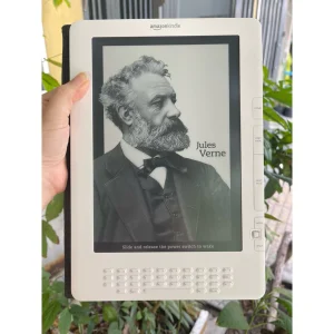 Kindle DX màu trắng ngoại hình 98% kèm cover da chính hãng
